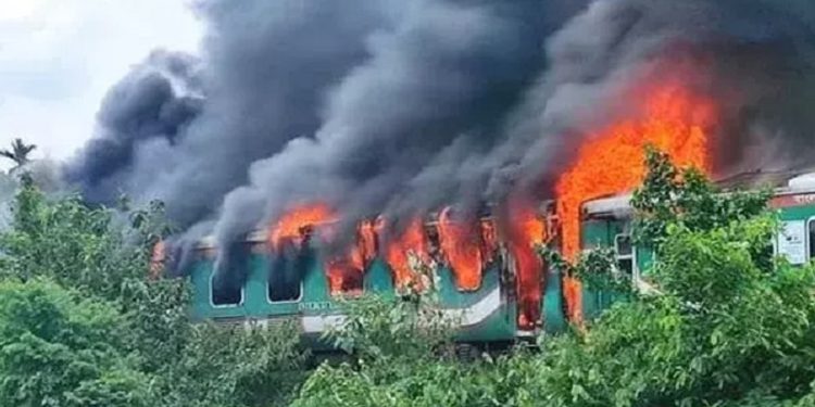 ট্রেনে আগুন, ঢাকা-ময়মনসিংহ রেল যোগাযোগ বন্ধ