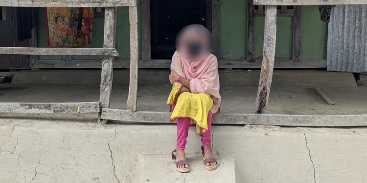 পরীক্ষার হলে না গিয়ে প্রেমিকের বাড়িতে অনশনে কিশোরী
