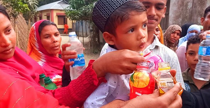 ৪ বছরের শিশুর ‘ফুঁ’ দেওয়া তেল-পানি নিতে হাজারো মানুষের ভিড়