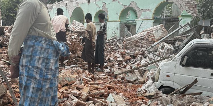 ভূমিকম্পে মসজিদ ধস: জুমার নামাজের সময় মিয়ানমারে ৭০০ মুসল্লির মৃত্যু!