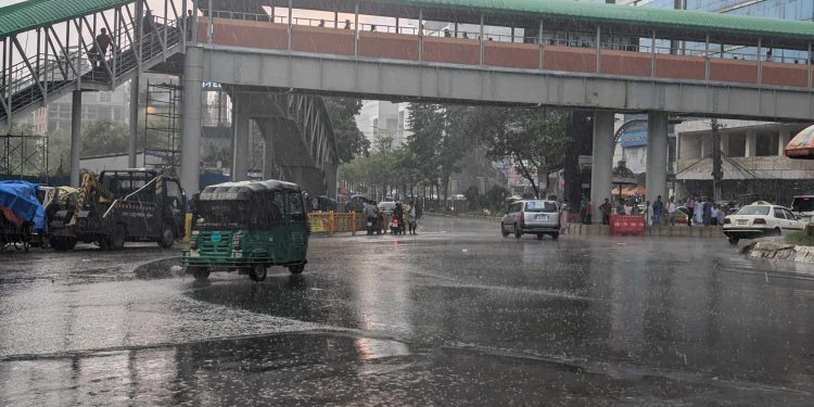 তীব্র গরমের পর রাজধানীতে স্বস্তির বৃষ্টি