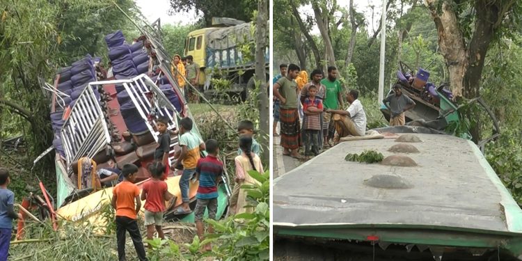ঝিনাইদহে এবার বাসের ছাঁদ খুলে ঝুলছিলো গাছে, বাস গর্তে