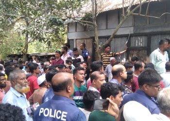স্ত্রীকে গলা কেটে হত্যা, পাশেই কোরআন শরীফ নিয়ে বসে ছিলেন স্বামী