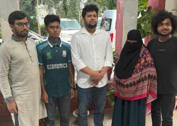 বোতল নিক্ষেপকারী সেই শিক্ষার্থীকে জিজ্ঞাসাবাদ শেষে পরিবারের কাছে হস্তান্তর