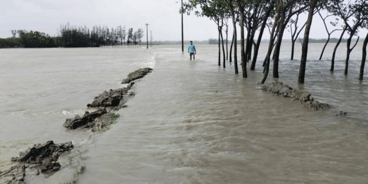 লক্ষ্মীপুরে জোয়ারের পানিতে ৪০ গ্রাম প্লাবিত, দুর্ভোগ