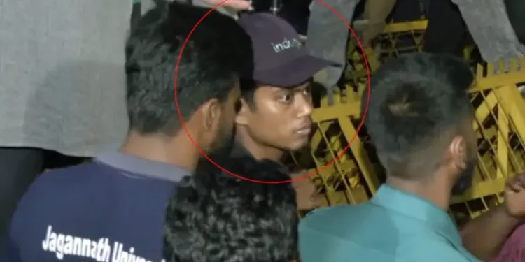 মুখ খুললেন উপদেষ্টা মাহফুজকে বোতল নিক্ষেপকারী সেই শিক্ষার্থী
