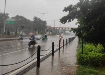 সকাল থেকে রাজধানীতে বৃষ্টি, সঙ্গে বাতাস