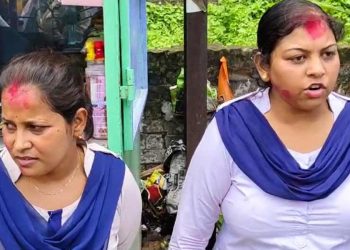 মহিলা পুলিশ সদস্যদের জোর করে ‘সিঁদুর’ পরিয়ে দিল বিজেপি কর্মীরা!