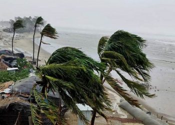 রাতে ঢাকাসহ ১২ জেলায় ৬০ কিমি বেগে ঝড়ের আশঙ্কা