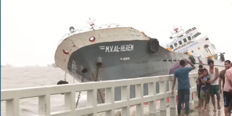 সাগরের উত্তাল ঢেউয়ে উপকূলে উঠে গেল বিশাল জাহাজ