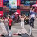 গুলশানে রাস্তার মাঝখানে লেহেঙ্গা পরা শুরু করে দিলেন তরুণী!