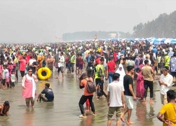 ঈদের ছুটিতে কক্সবাজার সৈকতে পর্যটকের ঢল
