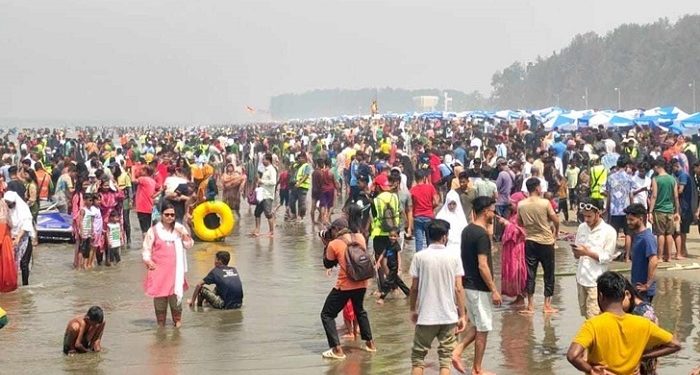 ঈদের ছুটিতে কক্সবাজার সৈকতে পর্যটকের ঢল