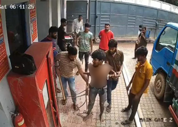 চুরির অপবাদ দিয়ে শ্রমিককে পিটিয়ে হত্যা, ভিডিও ভাইরাল