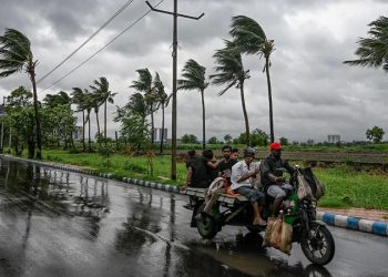 সন্ধ্যার মধ্যে ৭ অঞ্চলে ৬০ কিমি বেগে ঝড়ের আশঙ্কা