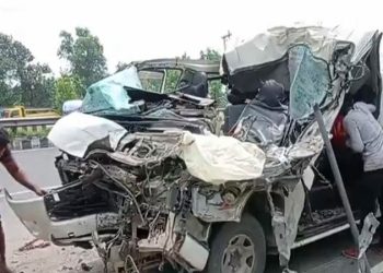 টাঙ্গাইলে ট্রাকের পেছনে মাইক্রোবাসের ধাক্কা, নিহত ৩