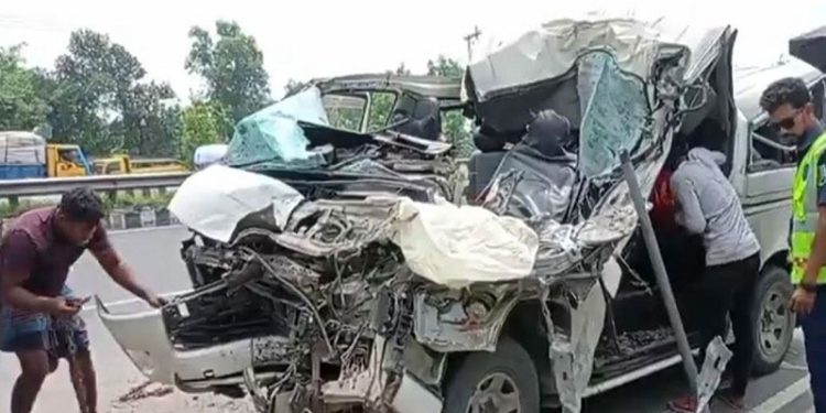 টাঙ্গাইলে ট্রাকের পেছনে মাইক্রোবাসের ধাক্কা, নিহত ৩