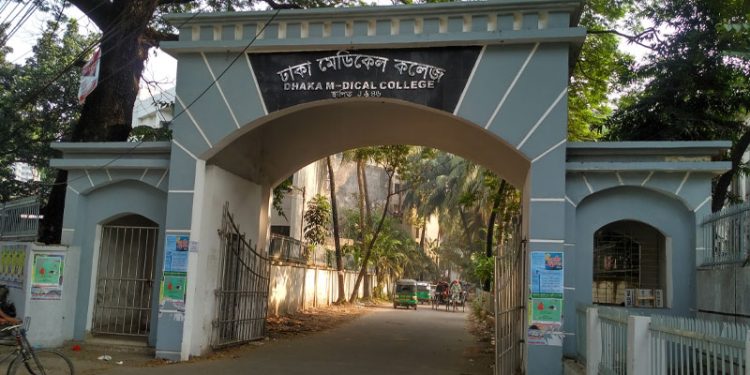 ঢাকা মেডিকেল কলেজ অনির্দিষ্টকালের জন্য বন্ধ ঘোষণা