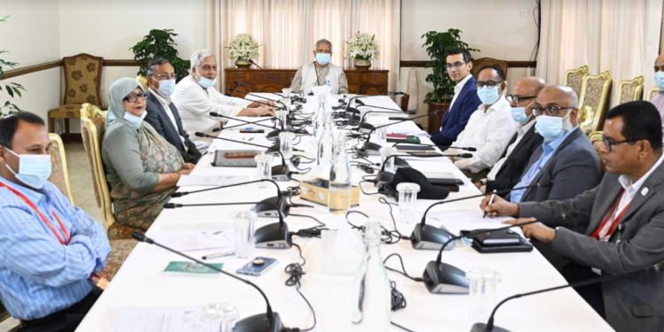 সরকারি ভবনের ছাদে সোলার প্যানেল বসানোর নির্দেশ প্রধান উপদেষ্টার