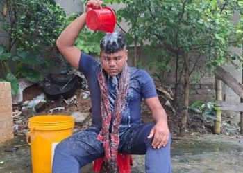 দুধ দিয়ে গোসল করে ছাত্রলীগ নেতার পদত্যাগ!