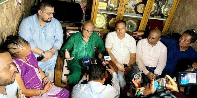 ফুটবলার ঋতুপর্ণা চাকমার ক্যান্সার আক্রান্ত মায়ের পাশে তারেক রহমান