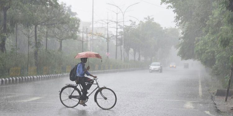 সারাদেশে আরও ১০ দিন ভারী বৃষ্টির পূর্বাভাস