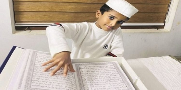 মাত্র ৯ বছর বয়সে নিজ হাতে কোরআন লিখলেন শিশু