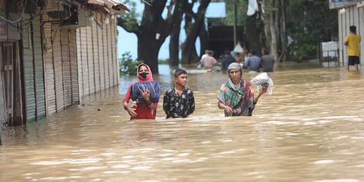 ফেনীতে তলিয়ে যাচ্ছে গ্রামের পর গ্রাম