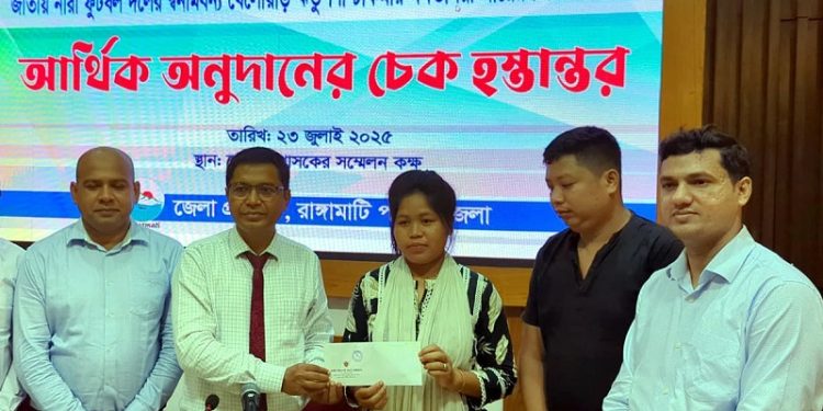 ফুটবলার ঋতুপর্ণার মায়ের চিকিৎসায় অনুদান দিলো ক্রীড়া মন্ত্রণালয়