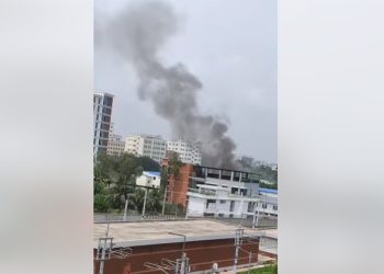 উত্তরায় যুদ্ধবিমান বিধ্বস্ত