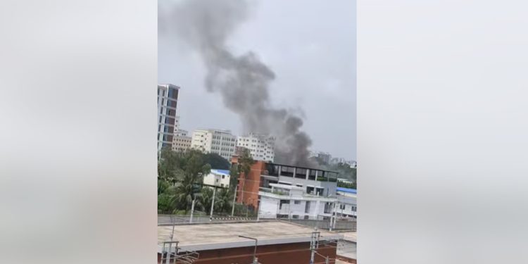 উত্তরায় যুদ্ধবিমান বিধ্বস্ত