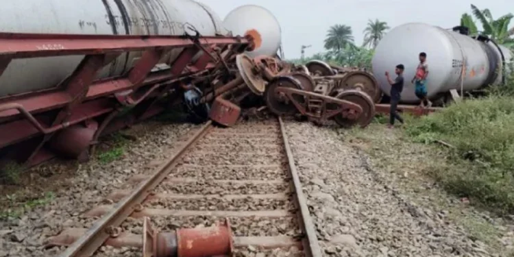 চুয়াডাঙ্গায় বগি লাইনচ্যুত, খুলনার সঙ্গে সারাদেশের রেল যোগাযোগ বন্ধ