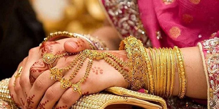 দেশে আজ থেকে নতুন দামে বিক্রি হচ্ছে স্বর্ণ, ভরি কত?