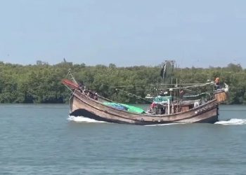 নৌকাসহ ১২ বাংলাদেশিকে ধরে নিয়ে গেল আরাকান আর্মি