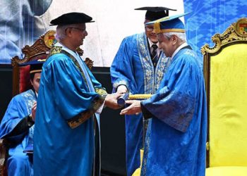 প্রধান উপদেষ্টাকে সম্মানসূচক ডক্টরেট ডিগ্রি প্রদান করল ইউকেএম