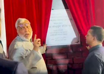 ‘এটা কি আমার বাপের টাকায় করছে’, ফলকে নাম দেখে উপদেষ্টা ফাওজুল কবির