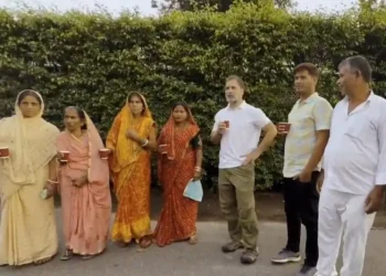 ‘মৃত ভোটারদের’ সঙ্গে চা পান করলেন রাহুল গান্ধী