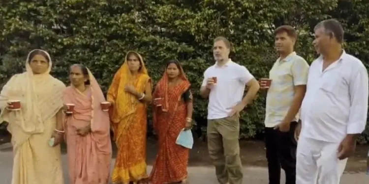 ‘মৃত ভোটারদের’ সঙ্গে চা পান করলেন রাহুল গান্ধী