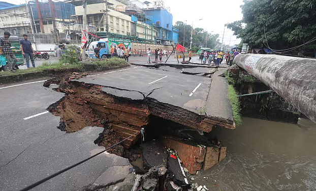 চট্টগ্রামে সেতু ভেঙে দুই ভাগ, যান চলাচল বন্ধ