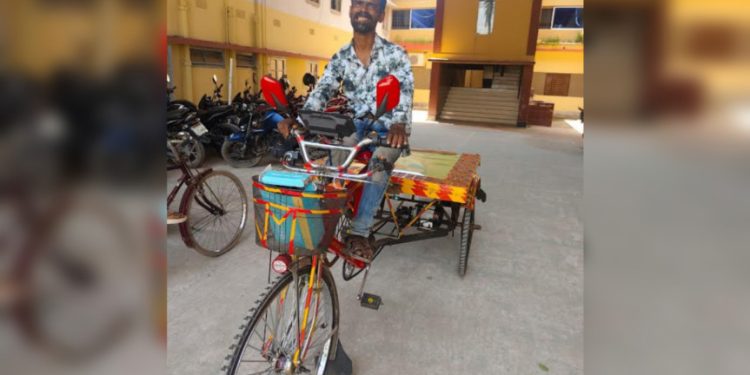 প্রবাসীর সহায়তায় নতুন ভ্যান পেলেন শারীরিক প্রতিবন্ধী রবিউল