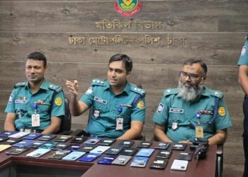 হারিয়ে যাওয়া ৫০ মোবাইল উদ্ধার করে ফেরত দিলো পুলিশ