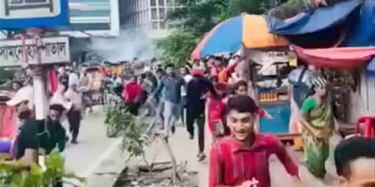 শ‍্যামলীতে আওয়ামী লীগের ঝটিকা মিছিলে ককটেল বিস্ফোরণ, আটক ৬