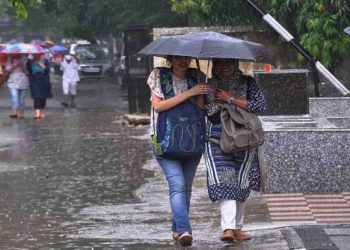 রাজধানীতে দুপুরের মধ্যে বজ্রসহ বৃষ্টির আভাস