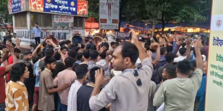 ‘নোয়াখালী বিভাগ চাই’ স্লোগান দিয়ে শাহবাগে বিক্ষোভ