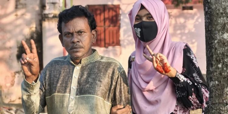 একসঙ্গে এইচএসসি পাস করলেন বাবা-মেয়ে, ফলাফলে এগিয়ে বাবা