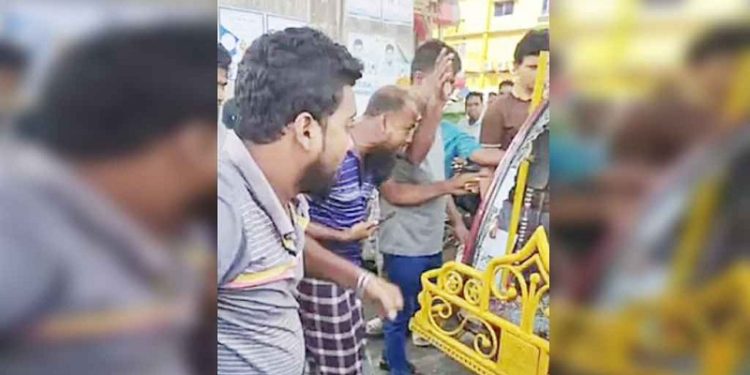 পুলিশ সদস্যকে বেধড়ক পেটালেন রিকশাচালকরা, অতঃপর…
