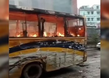 রাজধানীতে গুলি ছুড়ে আতঙ্ক তৈরি, অতঃপর বাসে আগুন