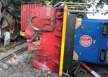 চট্টগ্রামে ট্রাকের সঙ্গে মালবাহী ট্রেনের সংঘর্ষে নিহত ১