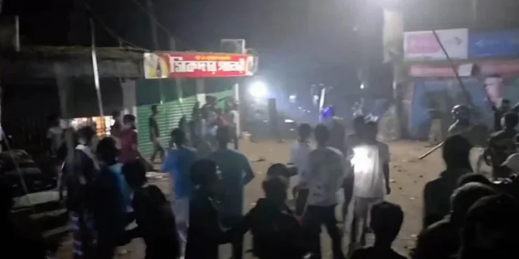 ব্রাহ্মণবাড়িয়ায় পুকুরে গোসলকে কেন্দ্র করে রাতে টর্চ জ্বালিয়ে দুই গ্রামবাসীর সংঘর্ষ, আহত ৩০
