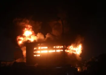 ৫ ঘণ্টায়ও নিয়ন্ত্রণে আসেনি সিইপিজেডের আগুন, ভেঙে পড়েছে দেয়াল